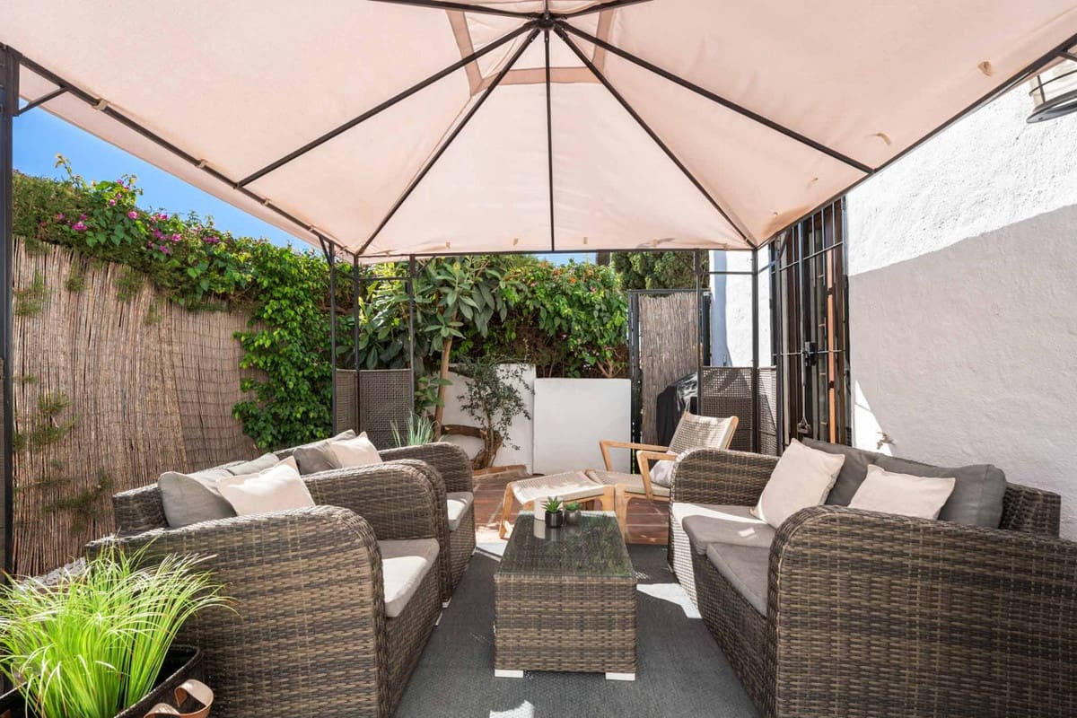 2 soveværelse Byhus til salg i Nueva Andalucia med swimmingpool garage - € 530.000 (Ref: 9285080)