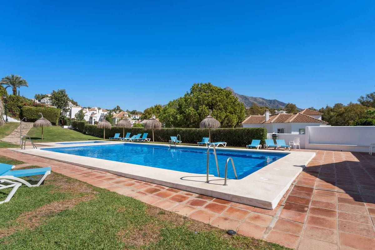 2 soveværelse Byhus til salg i Nueva Andalucia med swimmingpool garage - € 530.000 (Ref: 9285080)