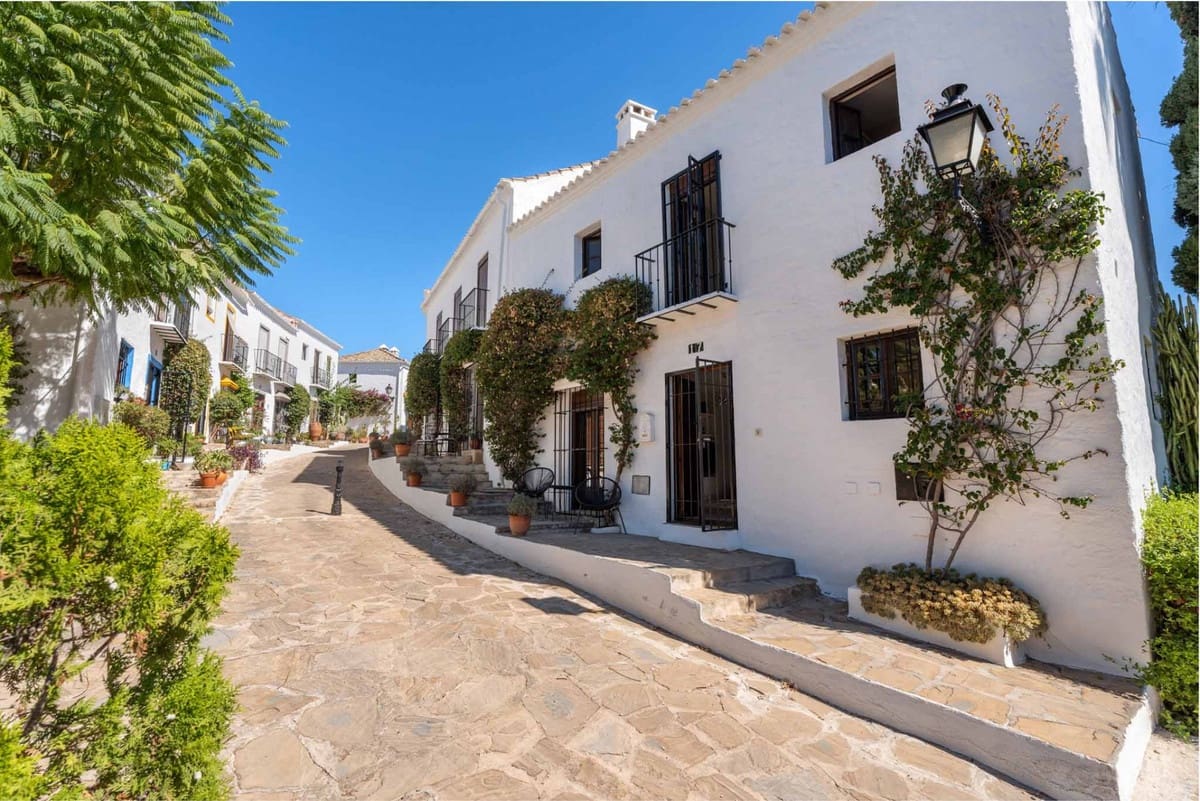 2 soveværelse Byhus til salg i Nueva Andalucia med swimmingpool garage - € 530.000 (Ref: 9285080)