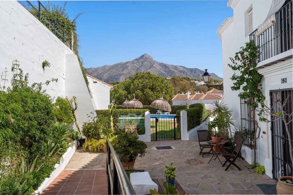2 soveværelse Byhus til salg i Nueva Andalucia med swimmingpool garage - € 530.000 (Ref: 9285080)