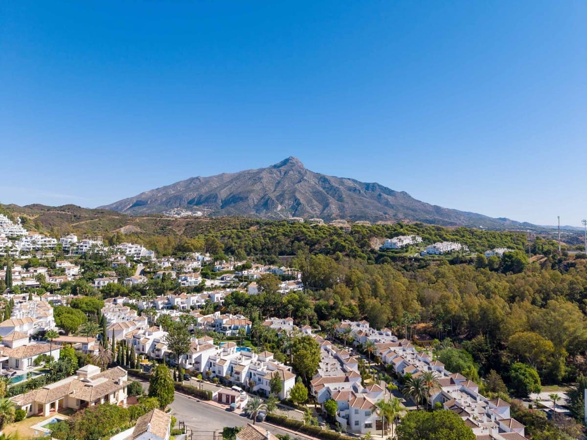 2 soveværelse Byhus til salg i Nueva Andalucia med swimmingpool garage - € 530.000 (Ref: 9285080)