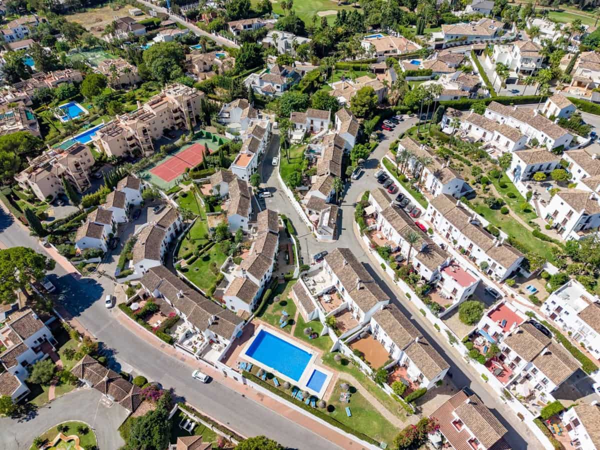 2 soveværelse Byhus til salg i Nueva Andalucia med swimmingpool garage - € 530.000 (Ref: 9285080)