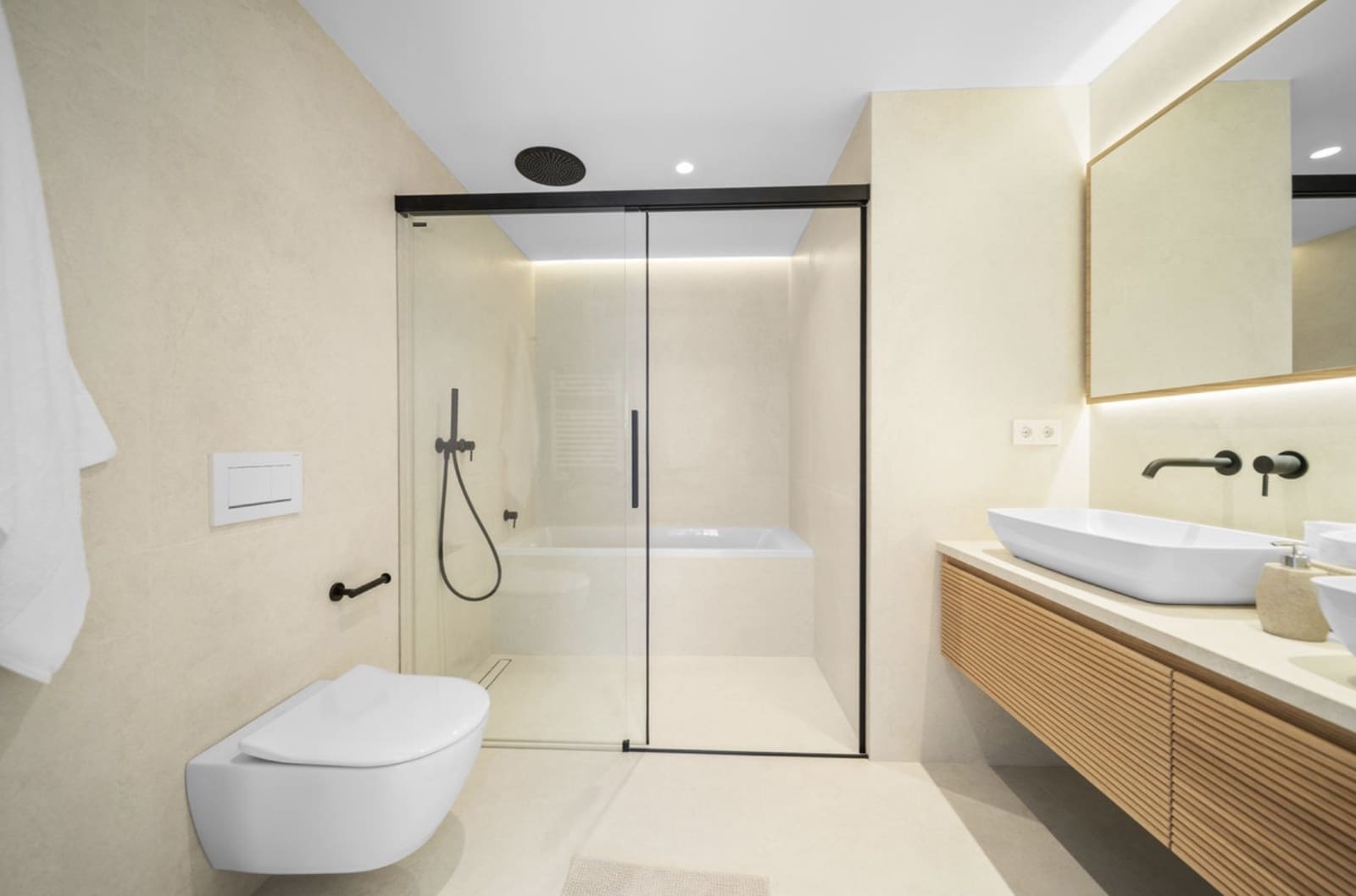 3 sypialnia Dom na sprzedaż w Nueva Andalucia z basenem garażem - 1 495 000 € (Ref: 9285083)