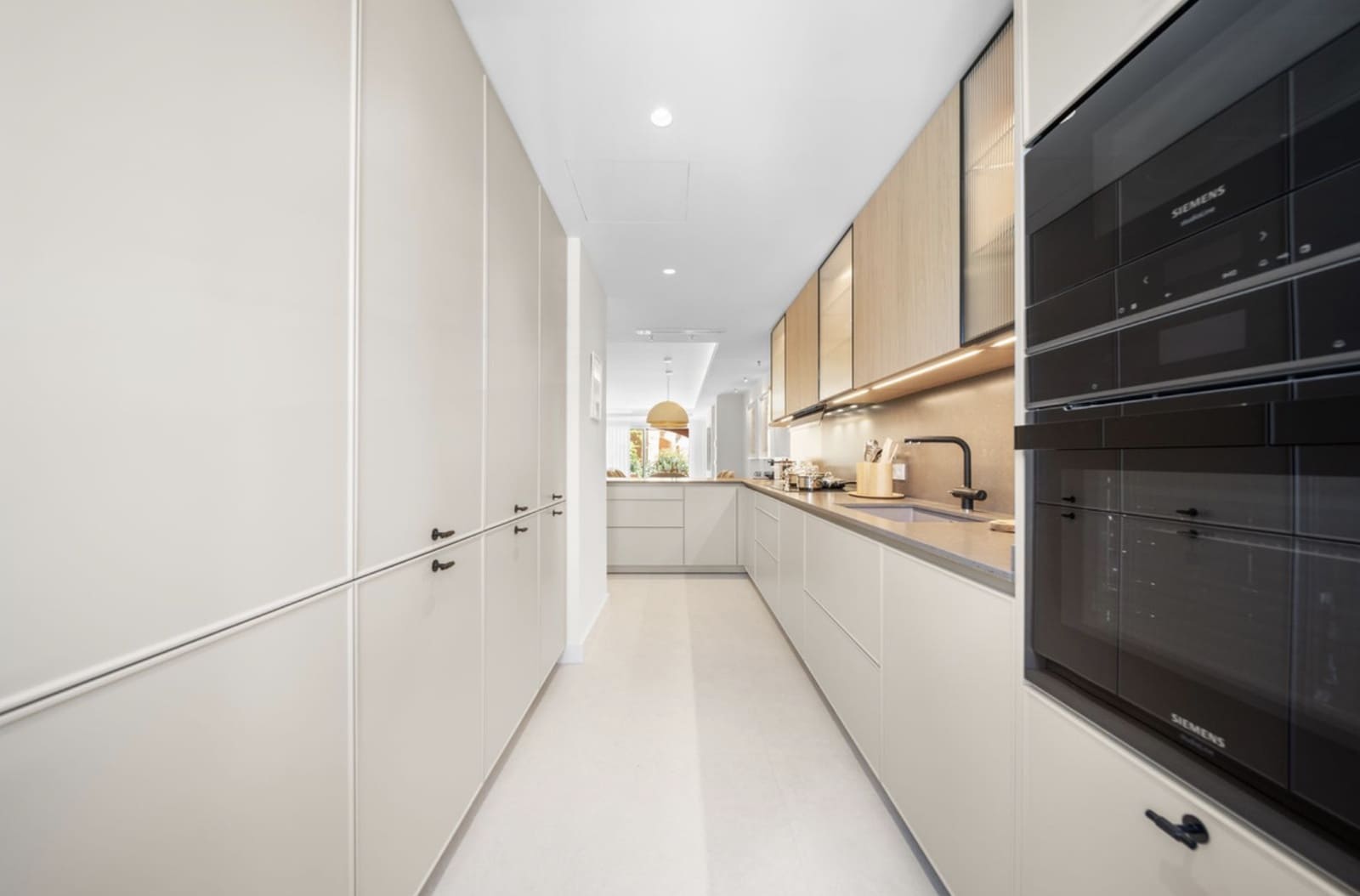 3 sypialnia Dom na sprzedaż w Nueva Andalucia z basenem garażem - 1 495 000 € (Ref: 9285083)