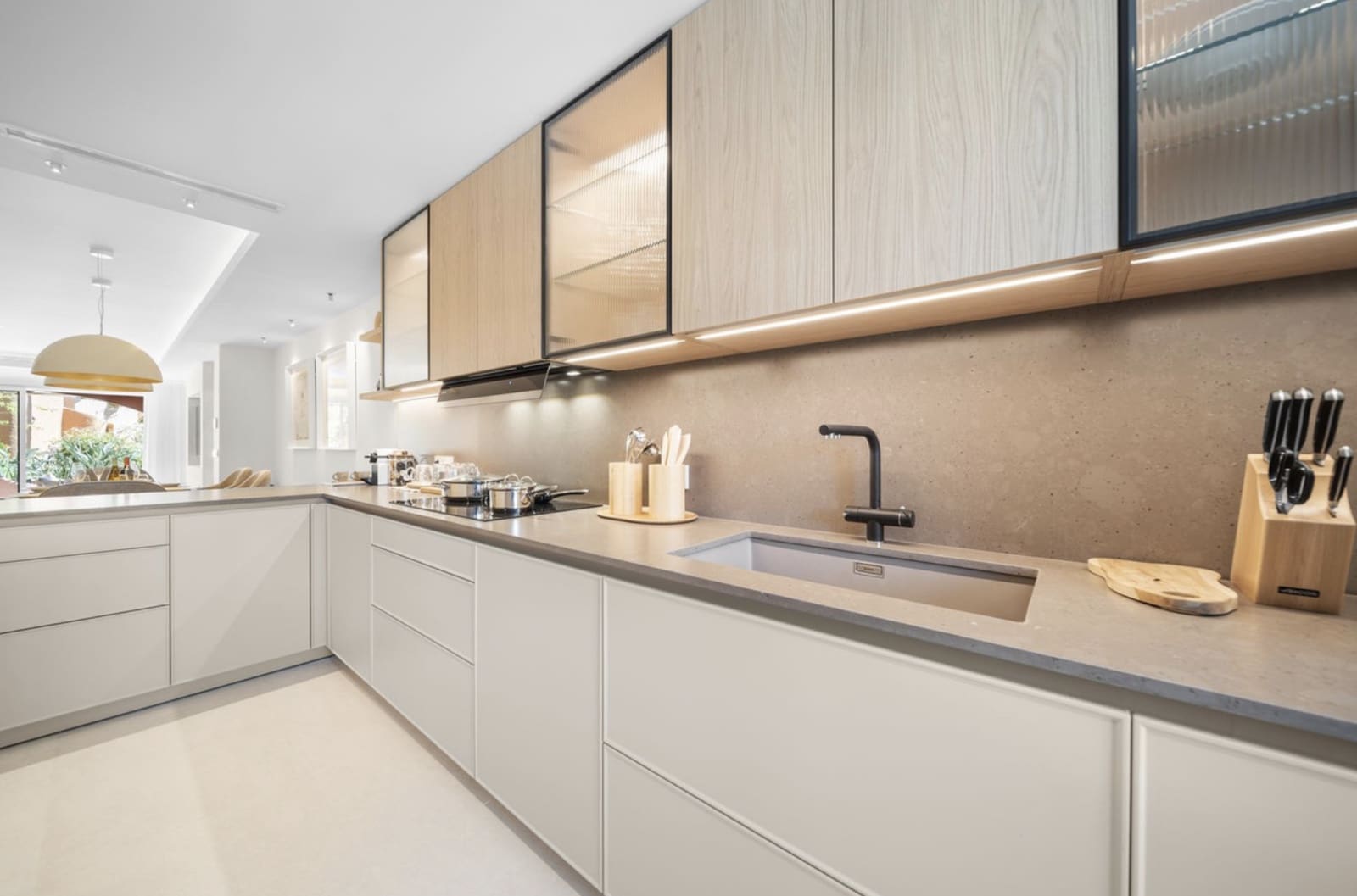 3 sypialnia Dom na sprzedaż w Nueva Andalucia z basenem garażem - 1 495 000 € (Ref: 9285083)