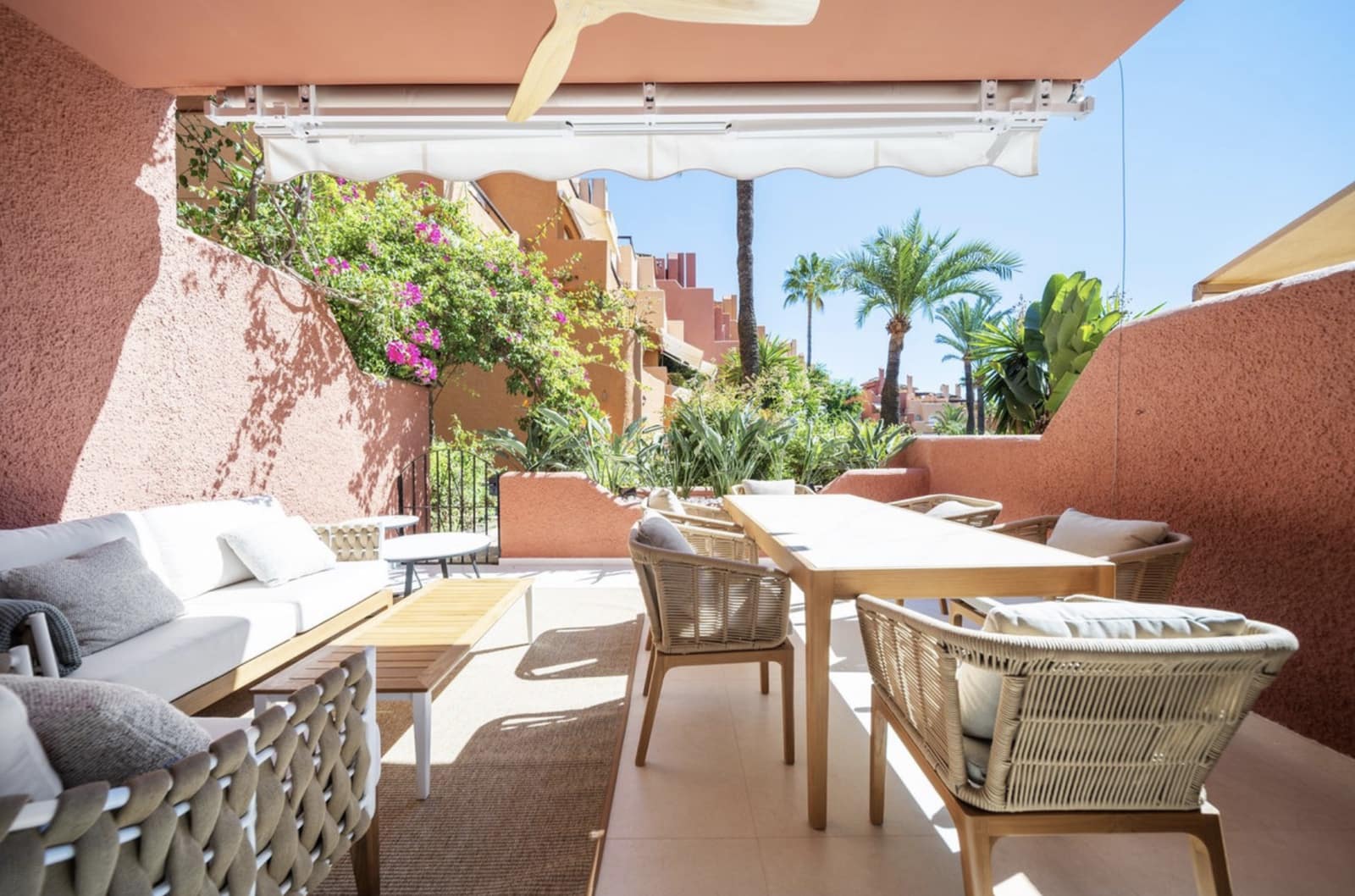 3 sypialnia Dom na sprzedaż w Nueva Andalucia z basenem garażem - 1 495 000 € (Ref: 9285083)