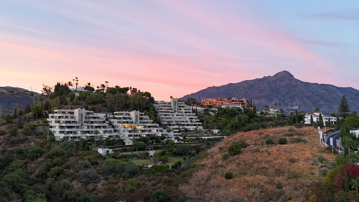 3 slaapkamer Appartement te koop in Nueva Andalucia met zwembad garage - € 1.850.000 (Ref: 9285090)