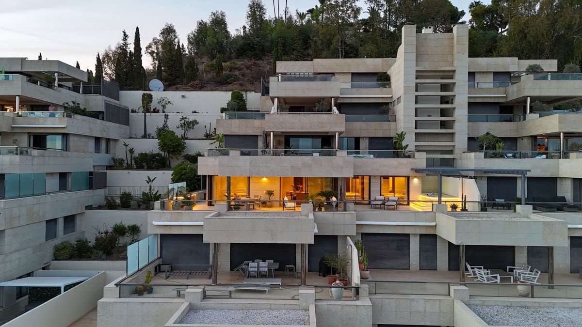 3 slaapkamer Appartement te koop in Nueva Andalucia met zwembad garage - € 1.850.000 (Ref: 9285090)