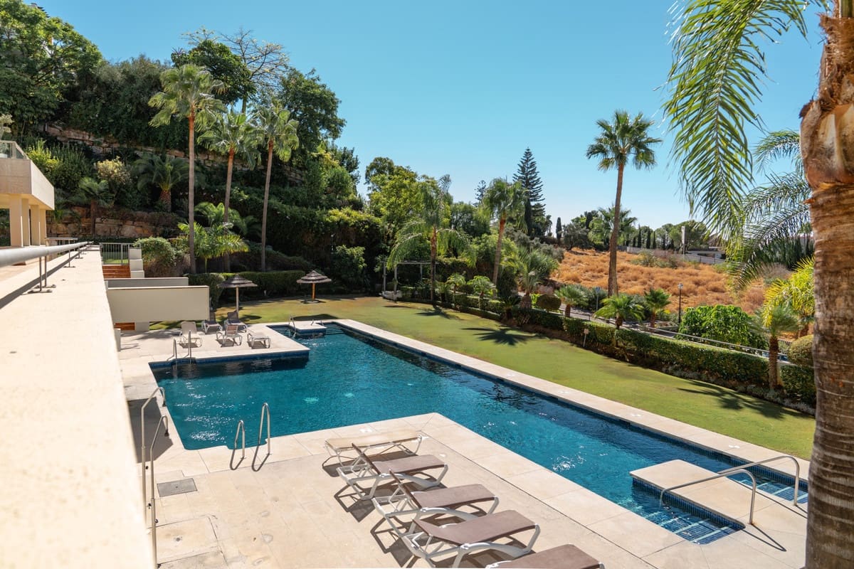 3 slaapkamer Appartement te koop in Nueva Andalucia met zwembad garage - € 1.850.000 (Ref: 9285090)