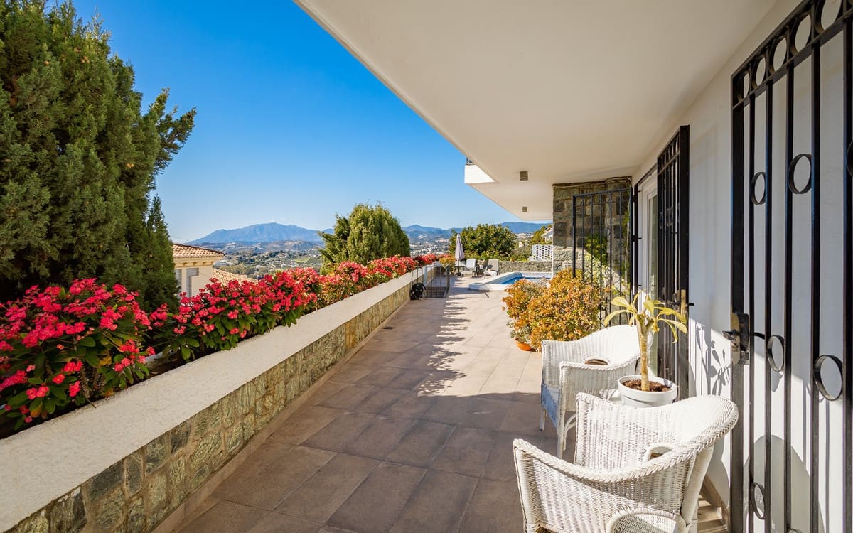 4 bedroom Villa for sale in Nueva Andalucia with pool garage - € 2,195,000 (Ref: 9296739)