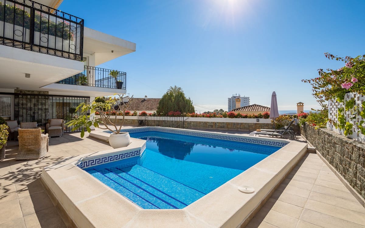 4 bedroom Villa for sale in Nueva Andalucia with pool garage - € 2,195,000 (Ref: 9296739)
