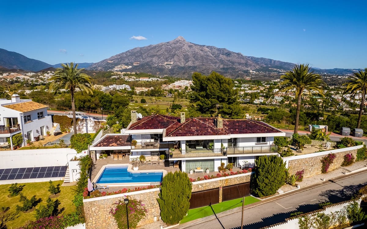 4 bedroom Villa for sale in Nueva Andalucia with pool garage - € 2,195,000 (Ref: 9296739)