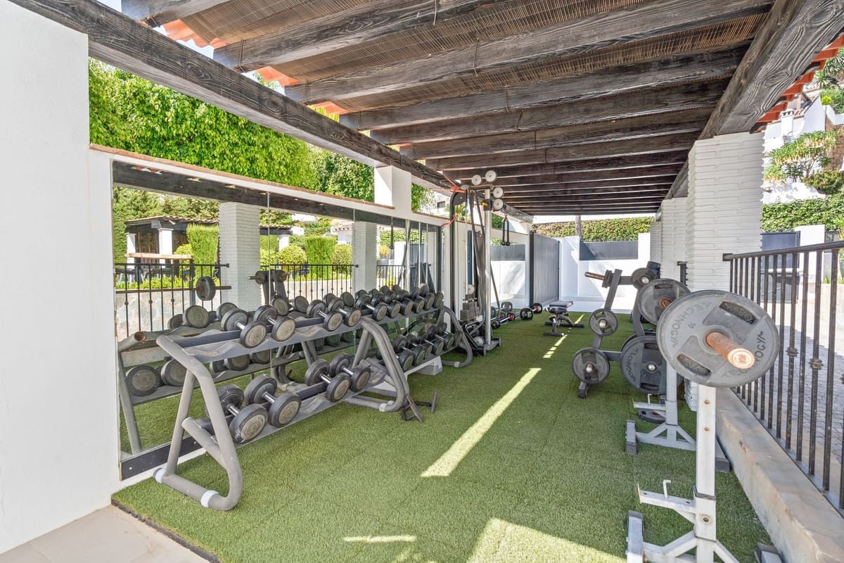 5 bedroom Villa for sale in Nueva Andalucia with pool garage - € 2,295,000 (Ref: 9296741)