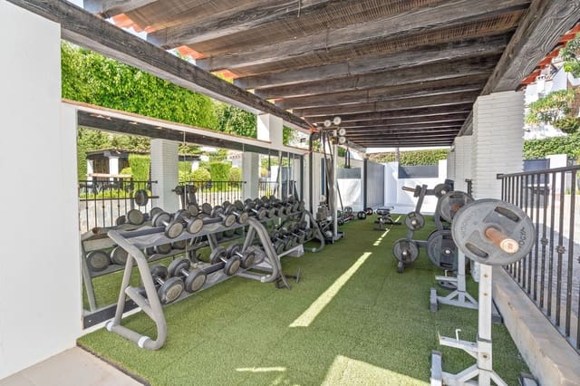 Chalet de 5 habitaciones en Nueva Andalucia, Marbella en venta con piscina garaje - 2.295.000 € (Ref: 9296741)