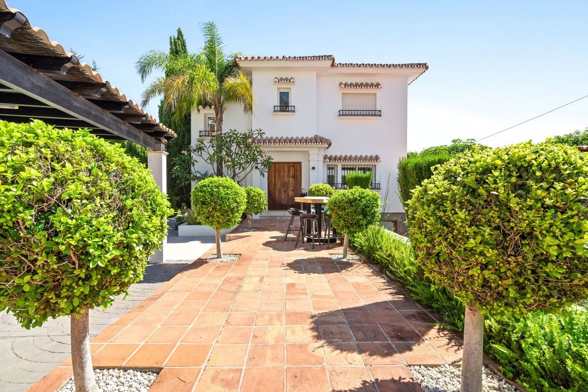 5 bedroom Villa for sale in Nueva Andalucia with pool garage - € 2,295,000 (Ref: 9296741)