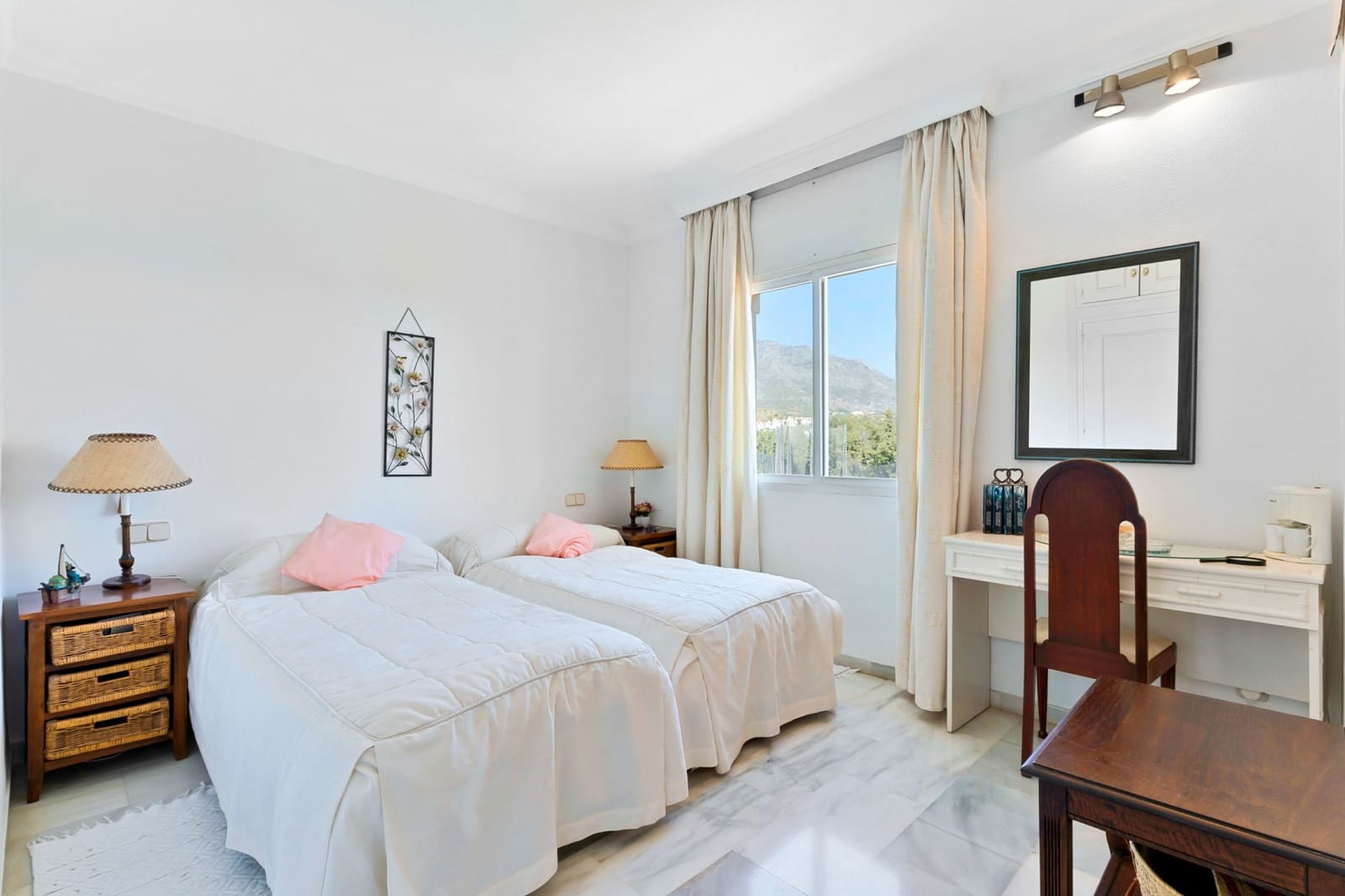 2 makuuhuone Omakotitalo myytävänä paikassa Marbella mukana uima-altaan 
autotalli - 465 000 € (Ref: 9300910)