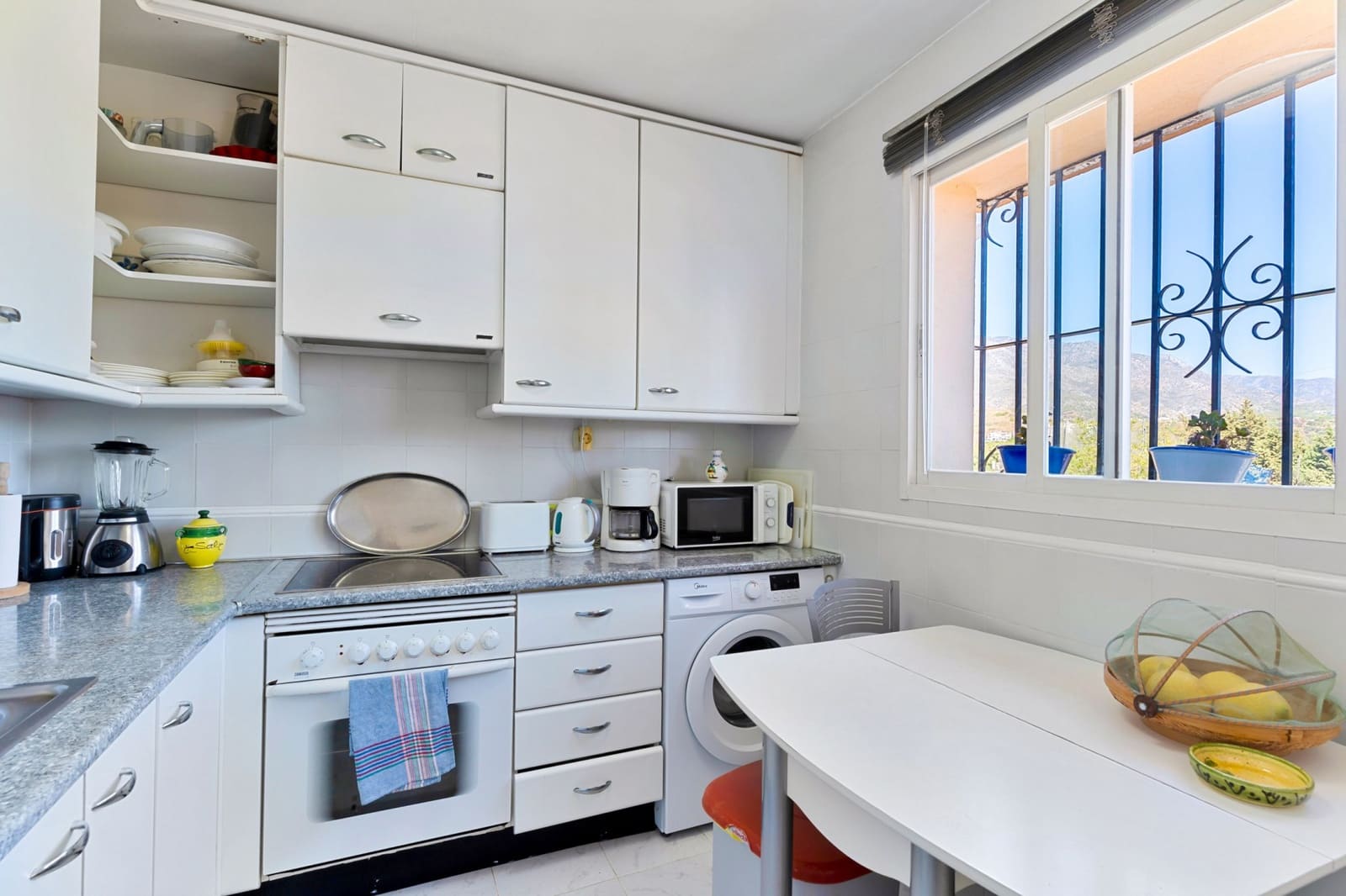 2 makuuhuone Omakotitalo myytävänä paikassa Marbella mukana uima-altaan 
autotalli - 465 000 € (Ref: 9300910)