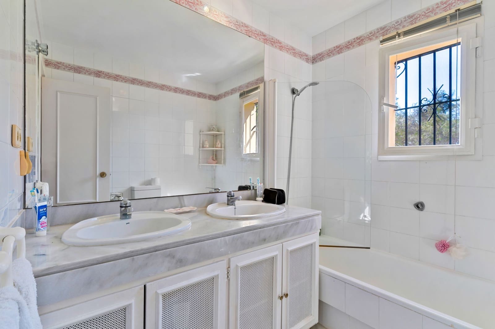 2 makuuhuone Omakotitalo myytävänä paikassa Marbella mukana uima-altaan 
autotalli - 465 000 € (Ref: 9300910)