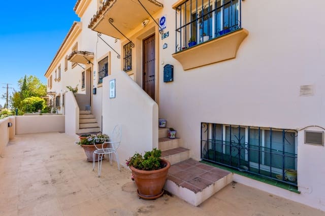 2 makuuhuone Omakotitalo myytävänä paikassa Aloha Golf, Marbella mukana uima-altaan 
autotalli - 465 000 € (Ref: 9300910)