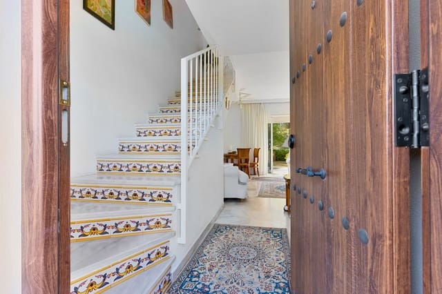 2 makuuhuone Omakotitalo myytävänä paikassa Aloha Golf, Marbella mukana uima-altaan 
autotalli - 465 000 € (Ref: 9300910)