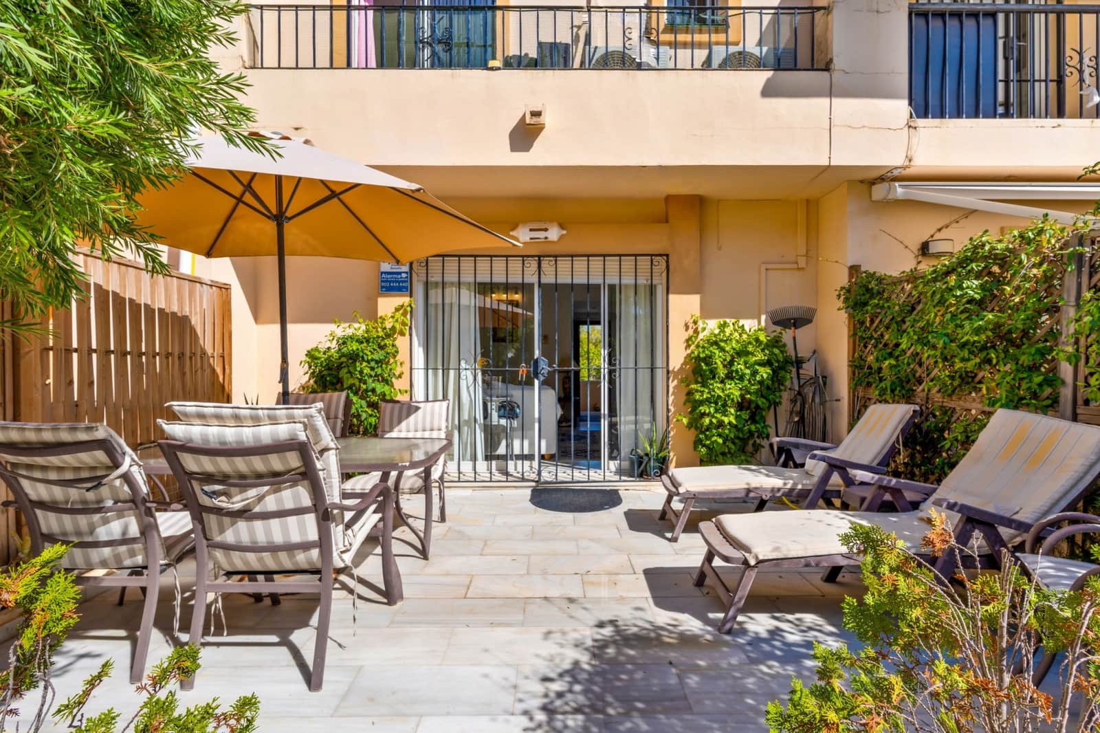 2 makuuhuone Omakotitalo myytävänä paikassa Marbella mukana uima-altaan 
autotalli - 465 000 € (Ref: 9300910)