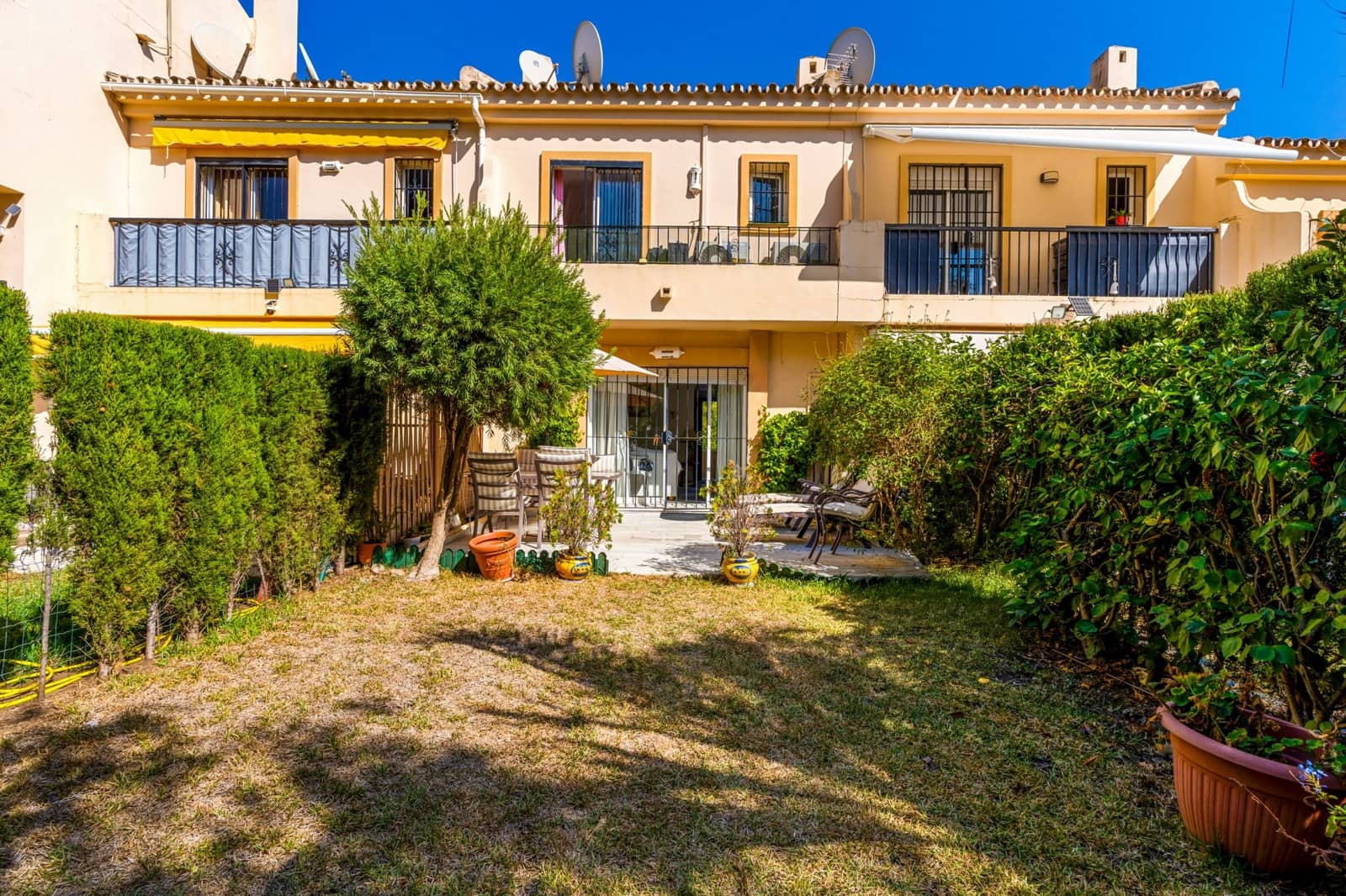 2 makuuhuone Omakotitalo myytävänä paikassa Marbella mukana uima-altaan 
autotalli - 465 000 € (Ref: 9300910)