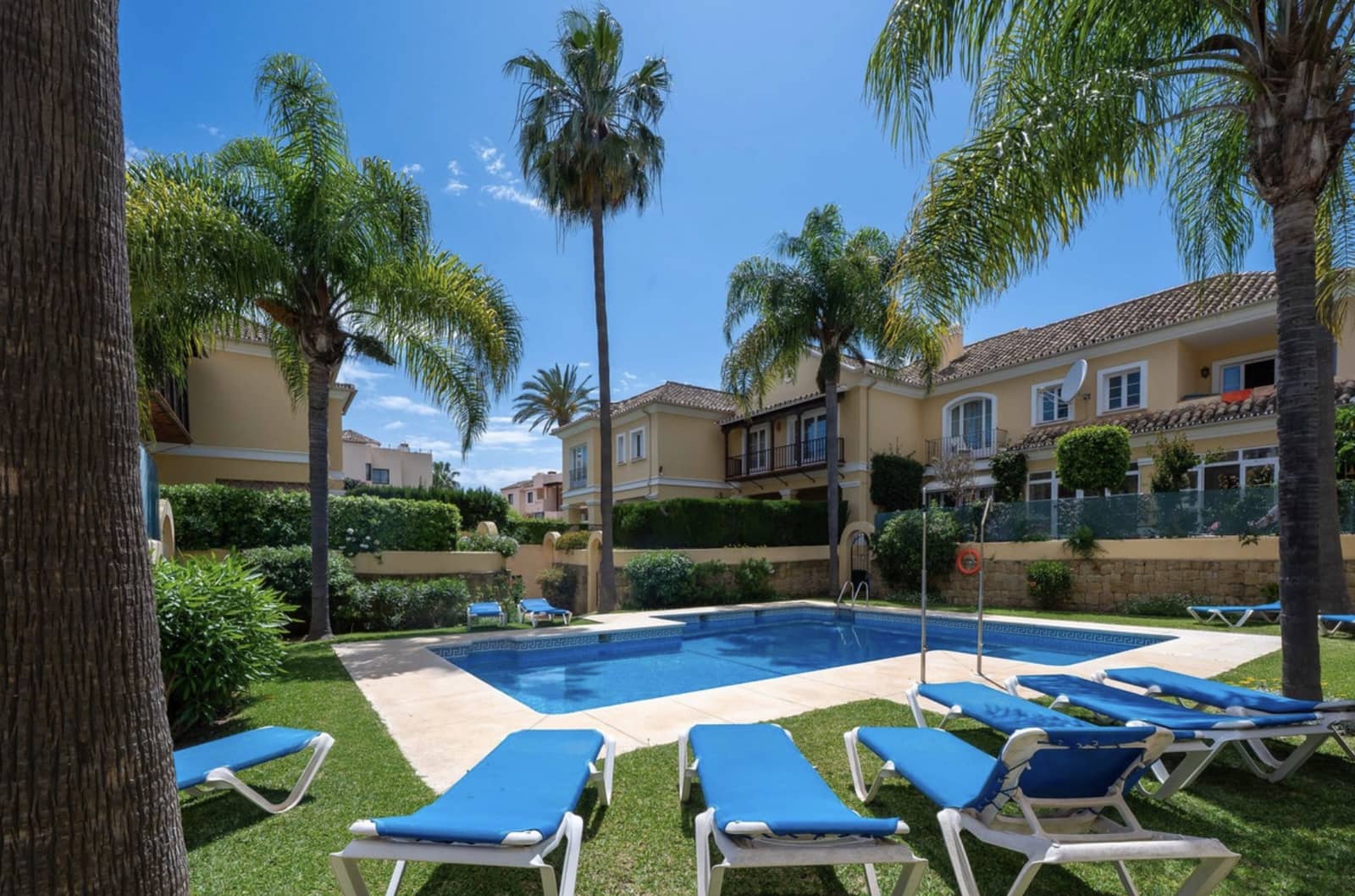 3 soveværelse Semi-Rækkehus til salg i Marbella med swimmingpool garage - € 675.000 (Ref: 9308409)