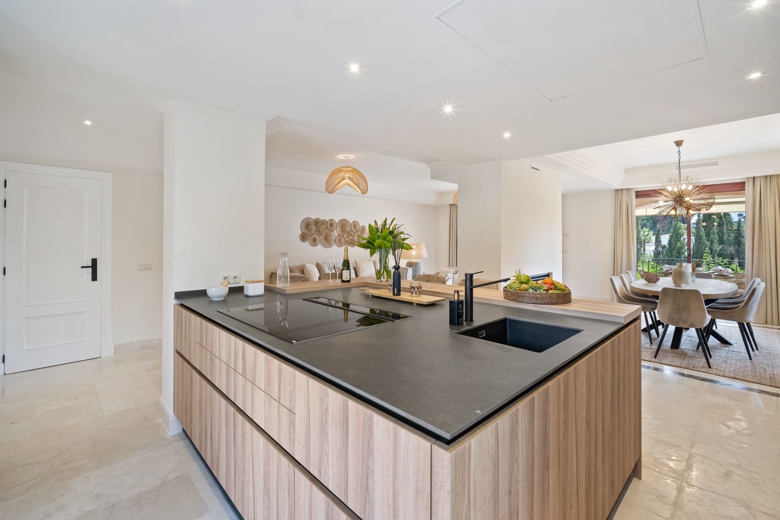 5 soverom Kjedet enebolig til salgs i Nueva Andalucia med svømmebasseng garasje - € 2 575 000 (Ref: 9310747)