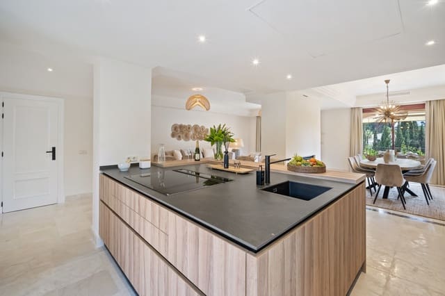 5 soverom Kjedet enebolig til salgs i Nueva Andalucia, Marbella med svømmebasseng garasje - € 2 575 000 (Ref: 9310747)