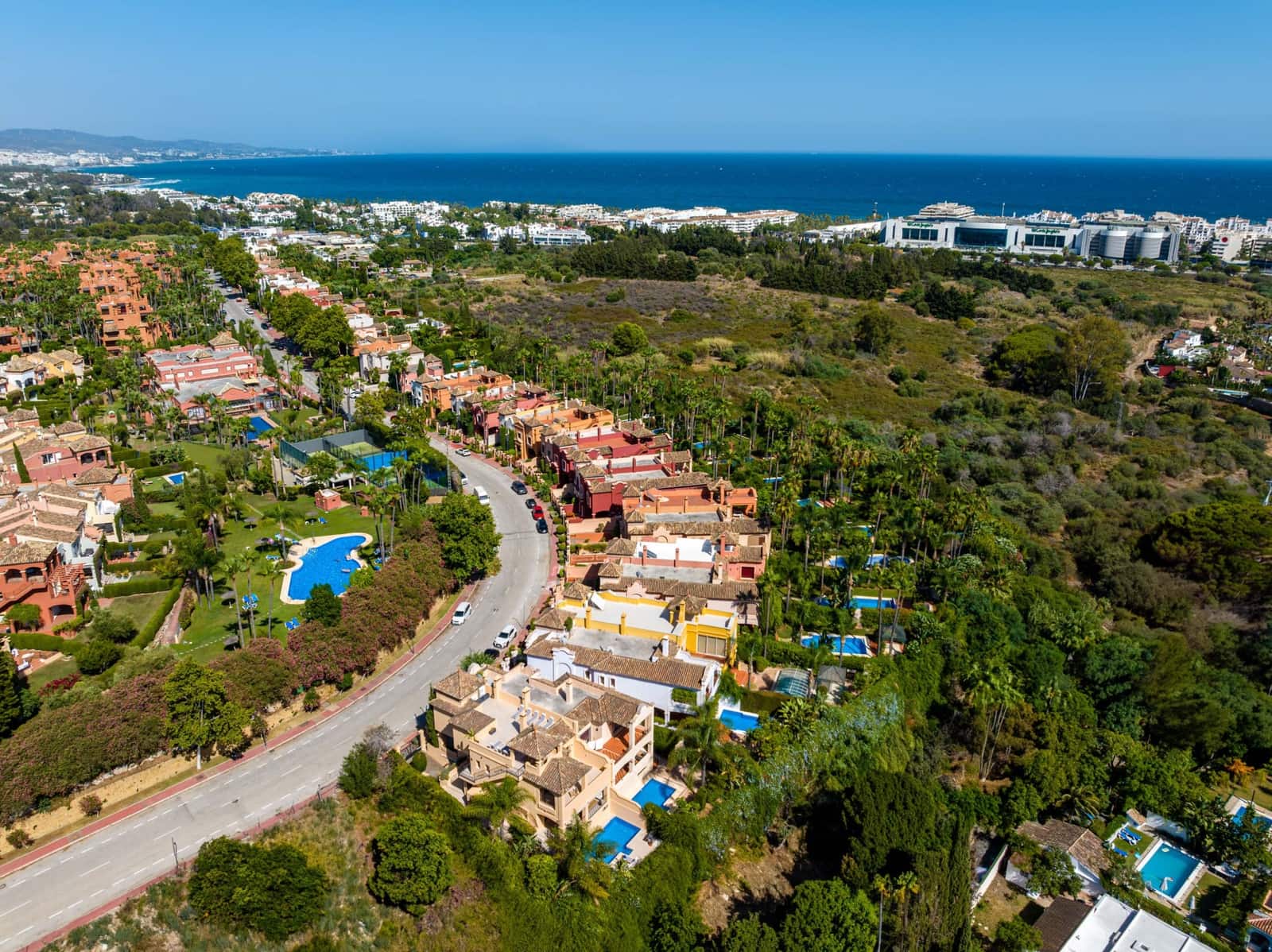 5 soveværelse Semi-Rækkehus til salg i Nueva Andalucia med swimmingpool garage - € 2.575.000 (Ref: 9310747)