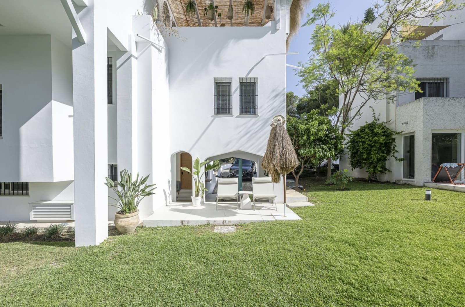 4 slaapkamer Villa te koop in Nueva Andalucia met zwembad garage - € 2.570.000 (Ref: 9310748)