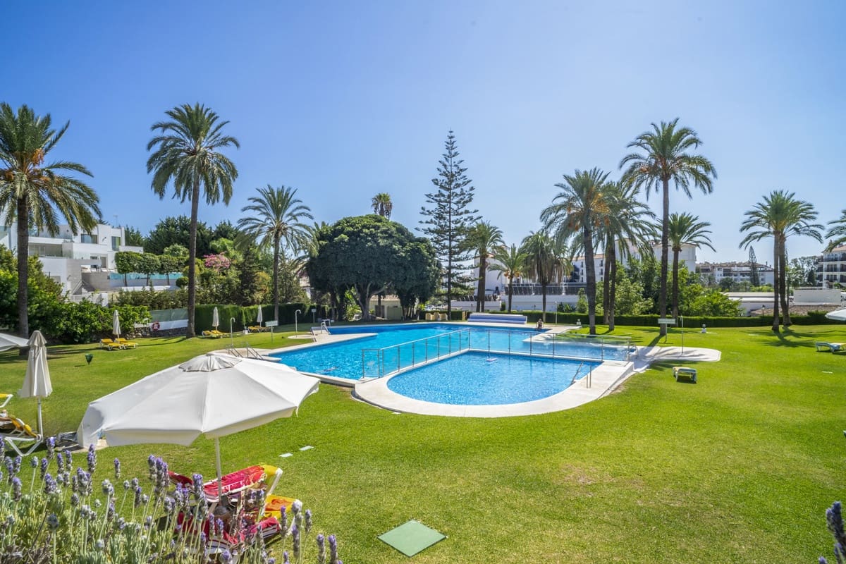 3 sovrum Lägenhet till salu i Nueva Andalucia med pool garage - 675 000 € (Ref: 9312634)