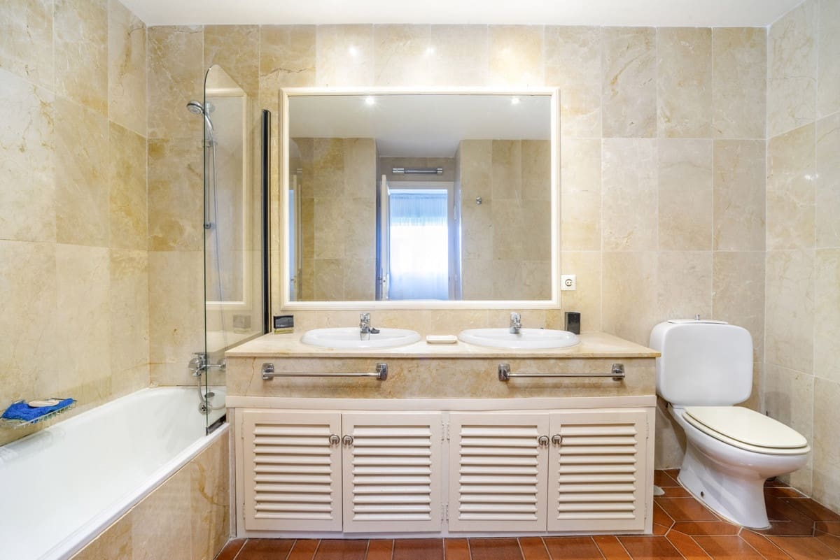 3 sovrum Lägenhet till salu i Nueva Andalucia med pool garage - 675 000 € (Ref: 9312634)