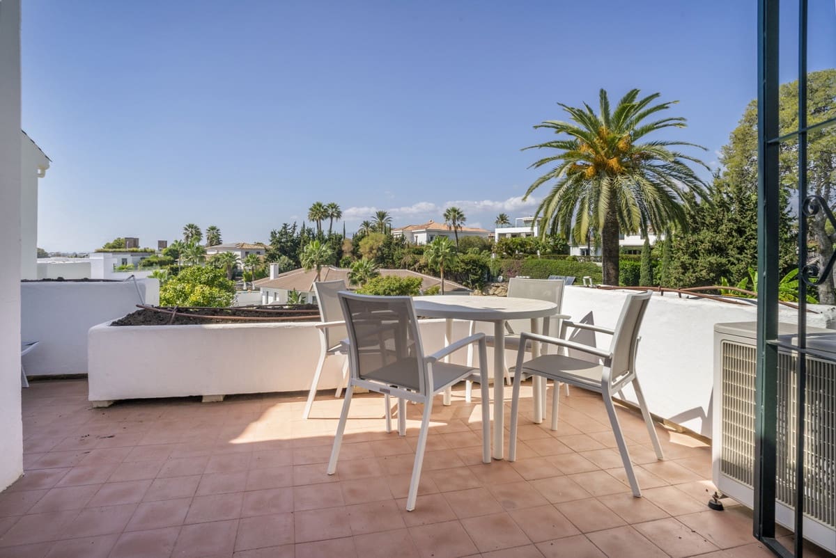 3 sovrum Lägenhet till salu i Nueva Andalucia med pool garage - 675 000 € (Ref: 9312634)