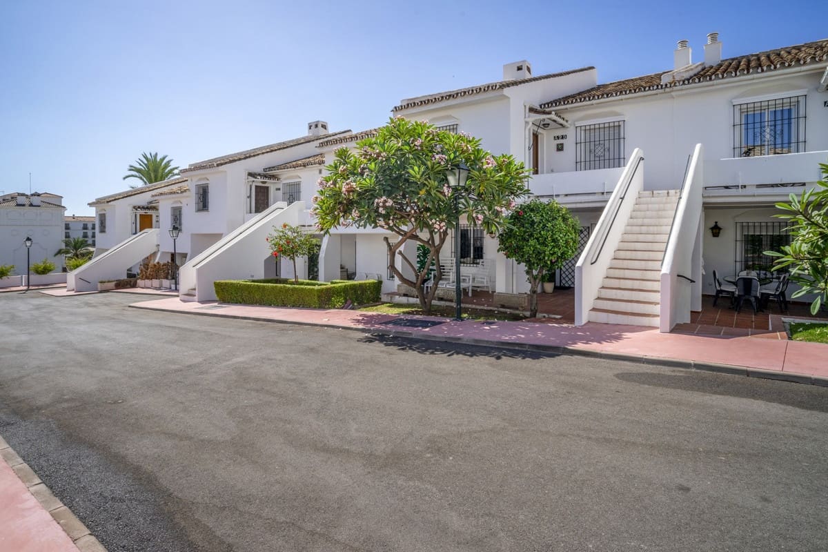 3 sovrum Lägenhet till salu i Nueva Andalucia med pool garage - 675 000 € (Ref: 9312634)