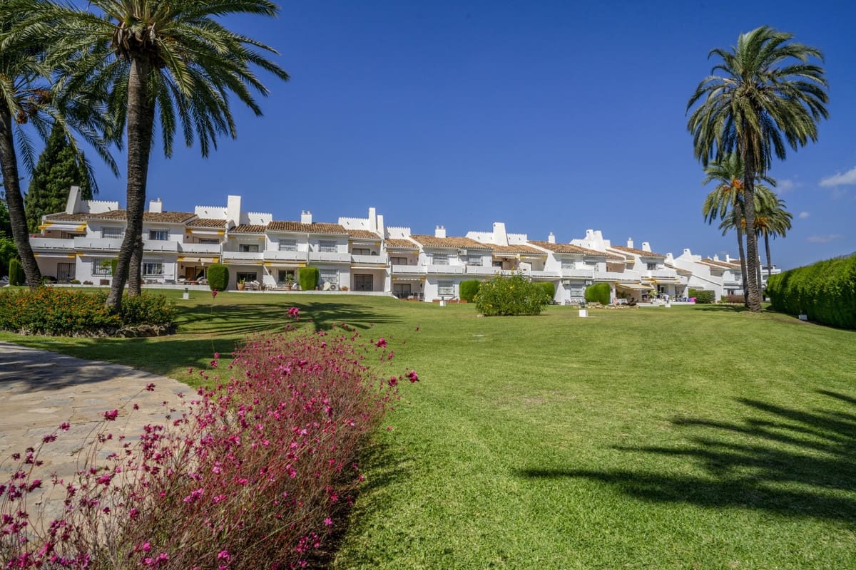 3 sovrum Lägenhet till salu i Nueva Andalucia med pool garage - 675 000 € (Ref: 9312634)