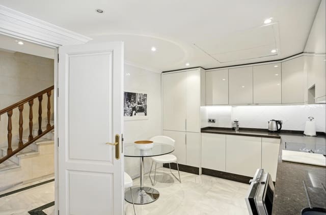 3 sovrum Takvåning till salu i Golden Mile, Marbella med pool garage - 1 975 000 € (Ref: 9312635)