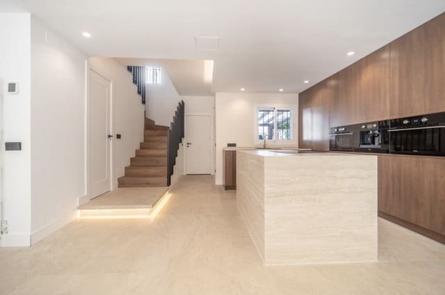 2 sovrum Hus till salu i Nueva Andalucia, Marbella med pool garage - 795 000 € (Ref: 9312636)