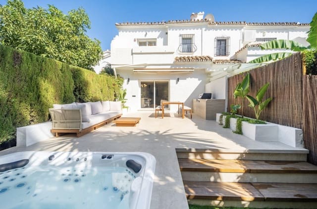 2 sovrum Hus till salu i Nueva Andalucia, Marbella med pool garage - 795 000 € (Ref: 9312636)