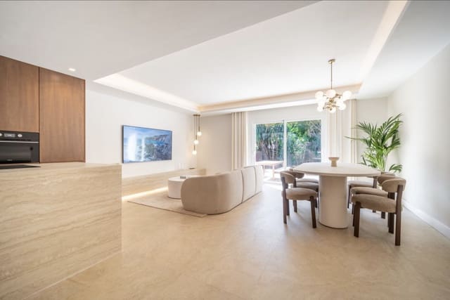 2 sovrum Hus till salu i Nueva Andalucia, Marbella med pool garage - 795 000 € (Ref: 9312636)