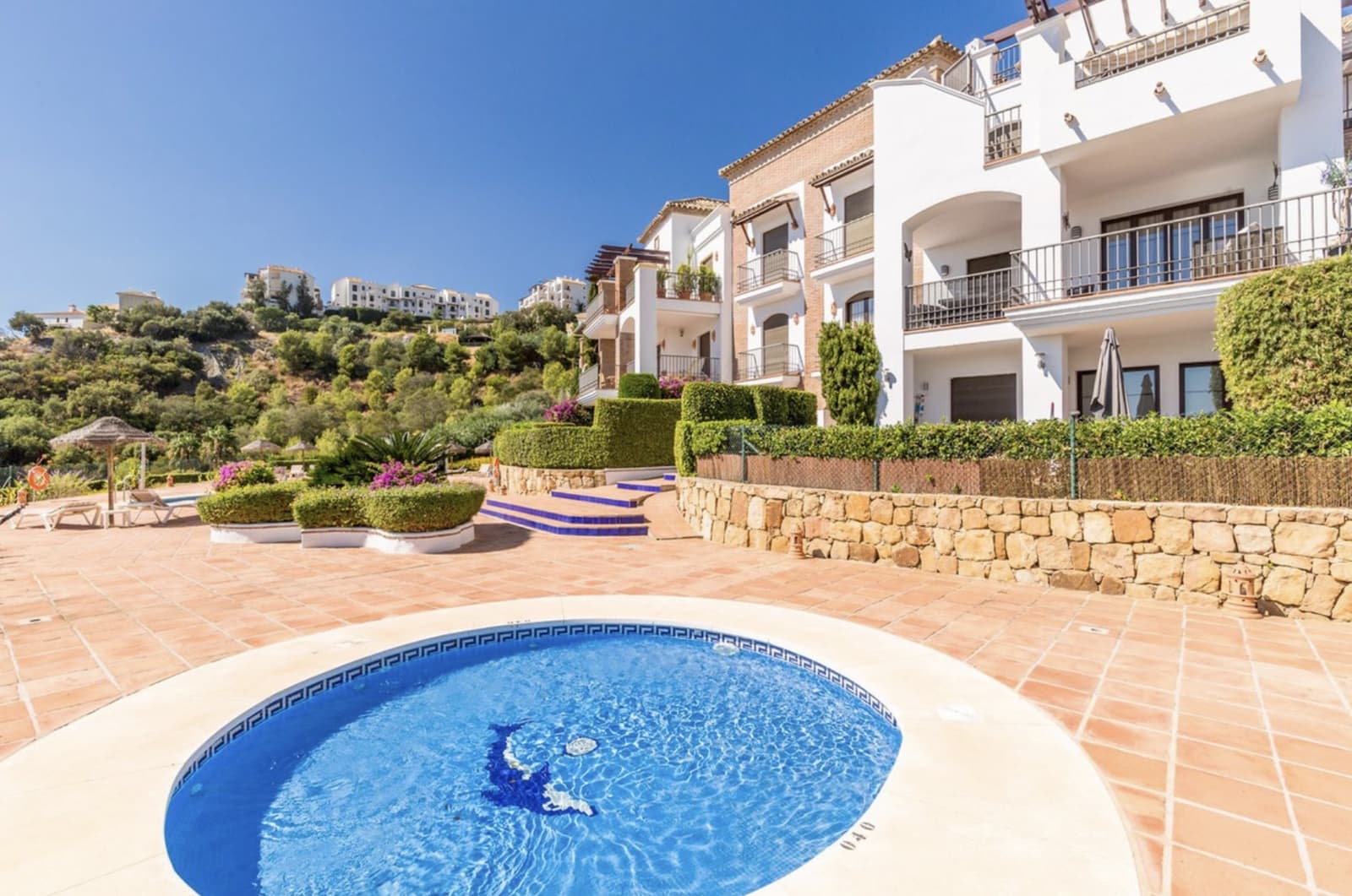2 quarto Penthouse para venda em Benahavis com piscina garagem - 420 000 € (Ref: 9317699)