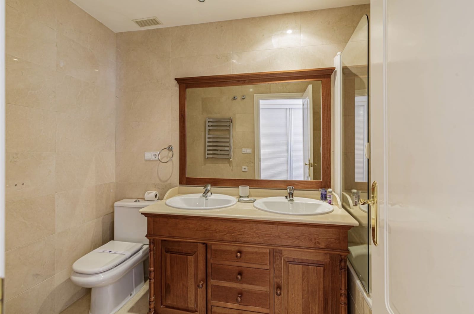 2 quarto Penthouse para venda em Benahavis com piscina garagem - 420 000 € (Ref: 9317699)