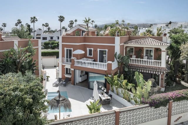 4 soveværelse Semi-Rækkehus til salg i San Pedro de Alcantara, Marbella med swimmingpool garage - € 1.595.000 (Ref: 9317700)