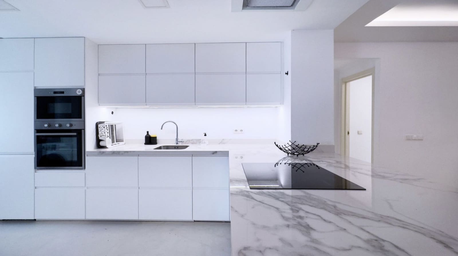 2 soverom Leilighet til salgs i Nueva Andalucia med svømmebasseng garasje - € 525 000 (Ref: 9321695)