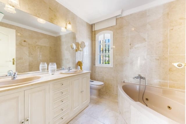 8 soverom Villa til salgs i Marbella med svømmebasseng garasje - € 2 100 000 (Ref: 9330488)