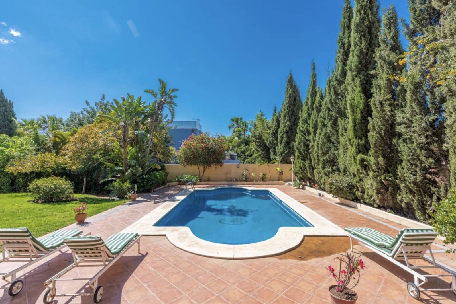 8 makuuhuone Huvila myytävänä paikassa Marbella mukana uima-altaan 
autotalli - 2 100 000 € (Ref: 9330488)