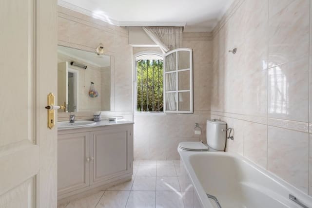 8 soverom Villa til salgs i Marbella med svømmebasseng garasje - € 2 100 000 (Ref: 9330488)