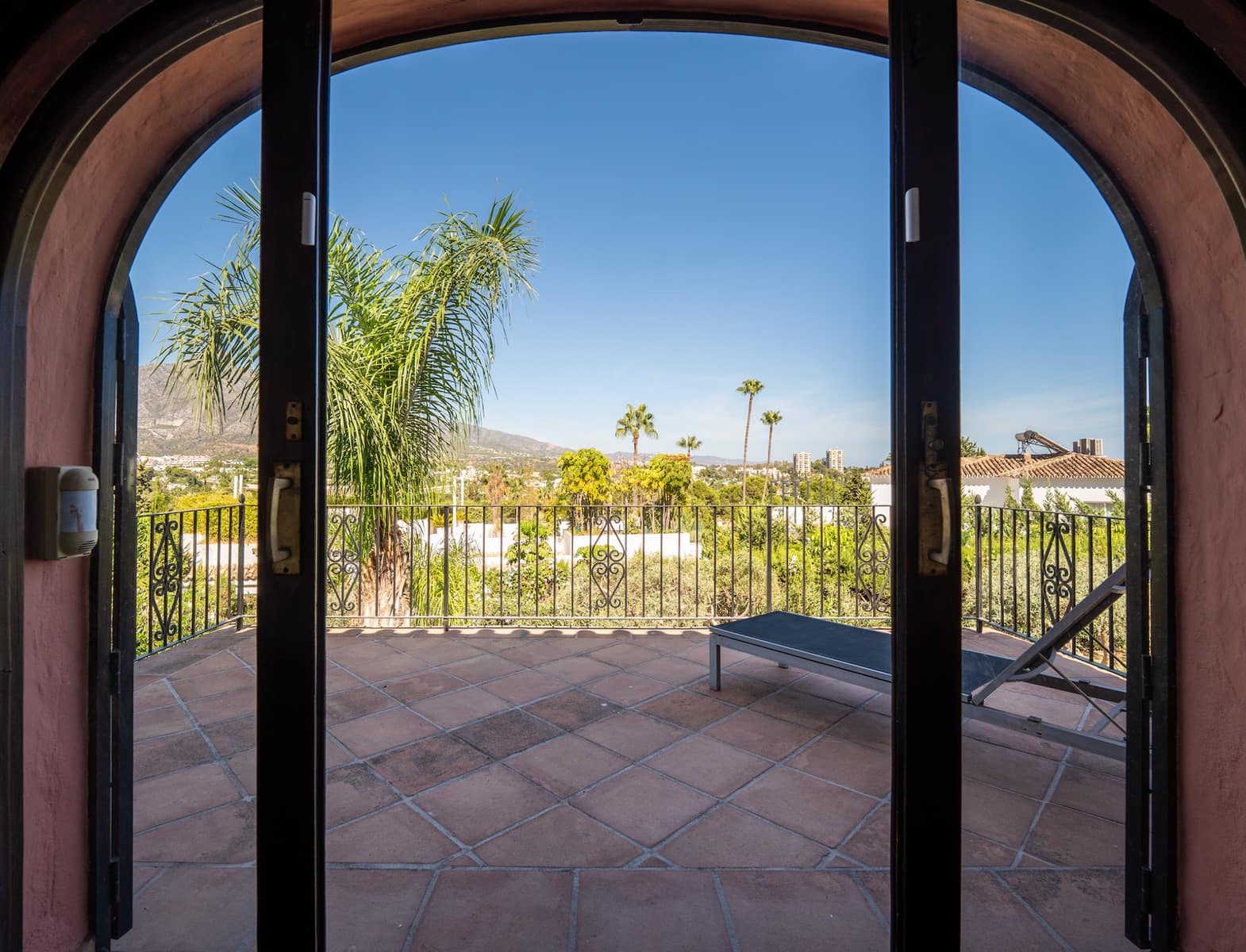 5 soverom Villa til salgs i Nueva Andalucia med garasje - € 2 495 000 (Ref: 9334607)