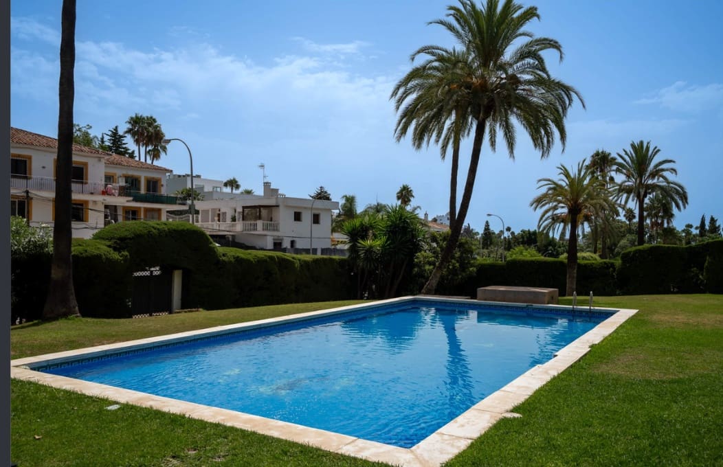 3 sovrum Lägenhet till salu i Nueva Andalucia med pool garage - 415 000 € (Ref: 9334608)