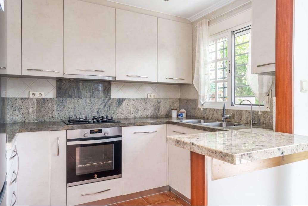 3 sovrum Lägenhet till salu i Nueva Andalucia med pool garage - 415 000 € (Ref: 9334608)